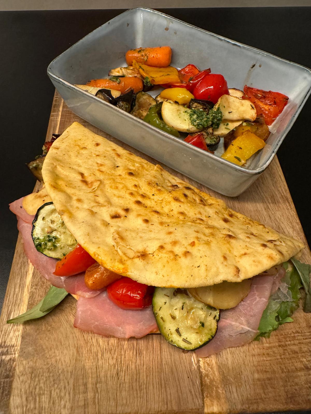 Flatbread met harissa, aioli, filet d’Ardenne en gegrilde groente