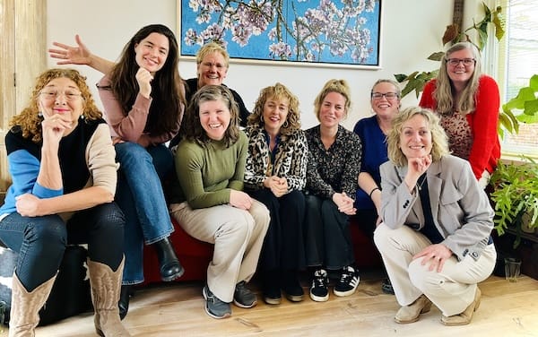 Negen zangeressen samen op het podium