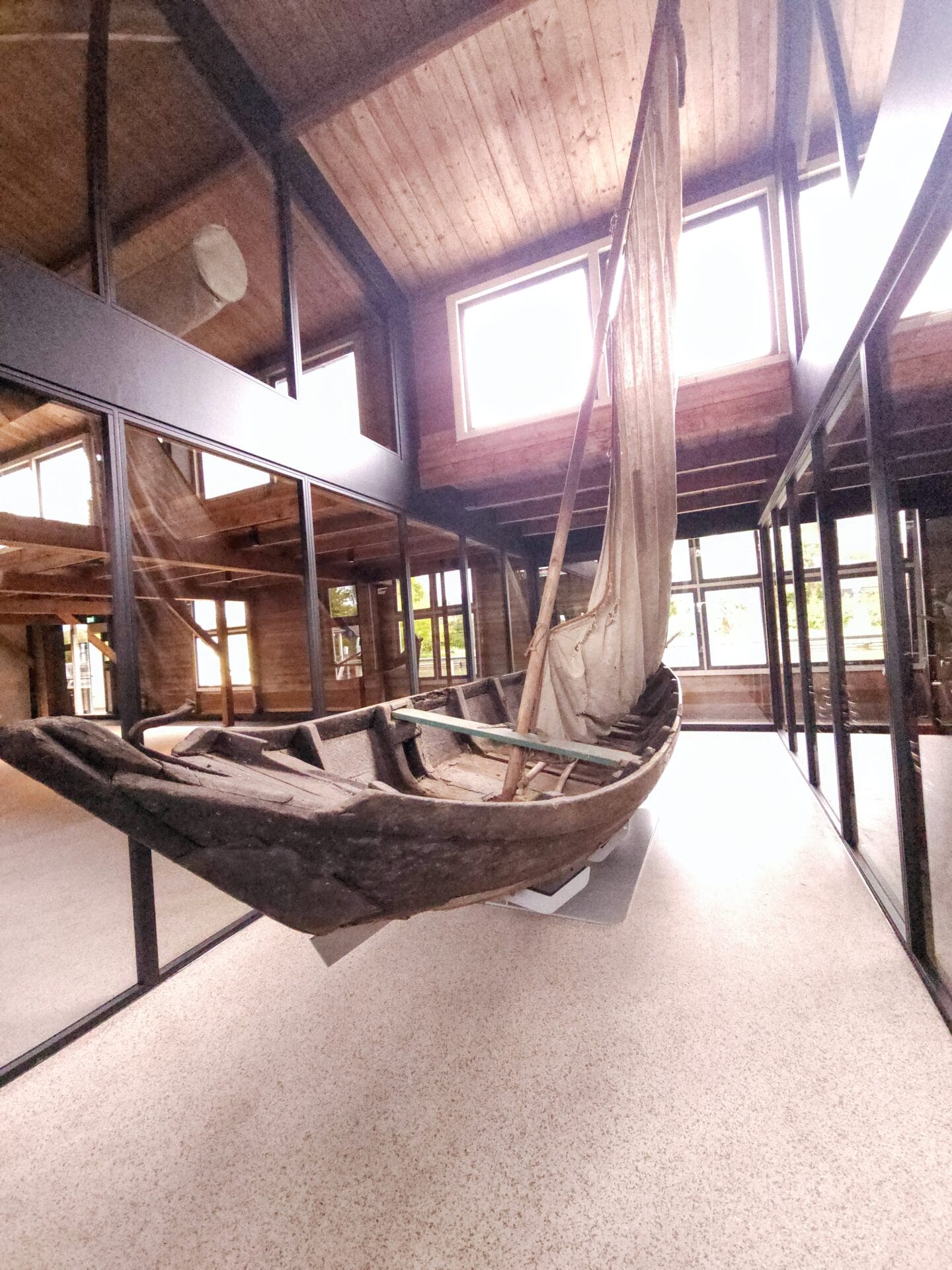 Broekerveiling opent gerestaureerde lighallen