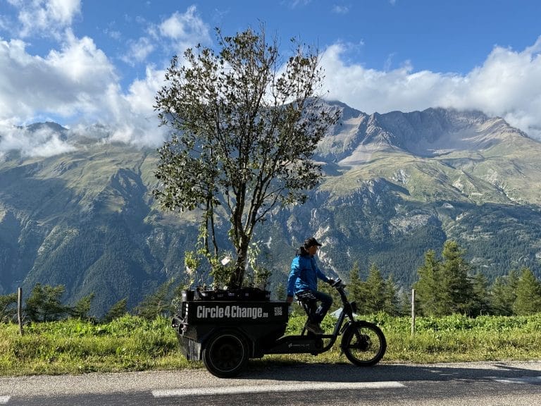 Een fietser met een boom achterop