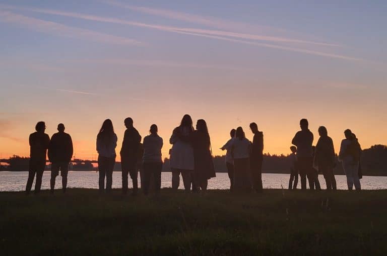Samen wandelen richting zonsopgang