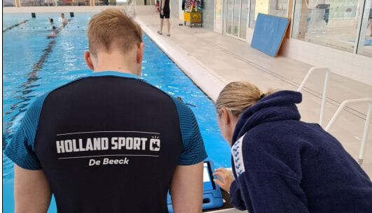 Nieuwe zwemonderwijzers in opleiding