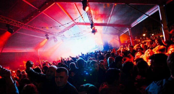 Koningsnacht kleurt Alkmaar oranje