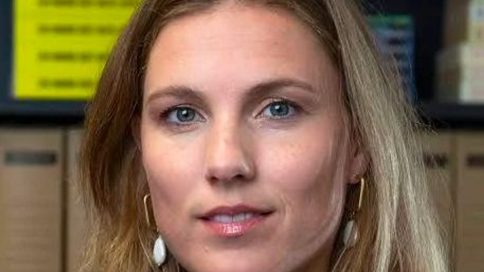Kelly de Vries spreekt in De Alkenaer