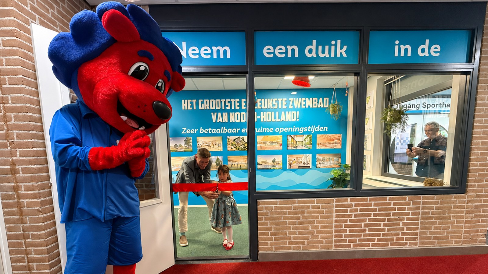Mayla (4) opent expositie Hoornse Vaart