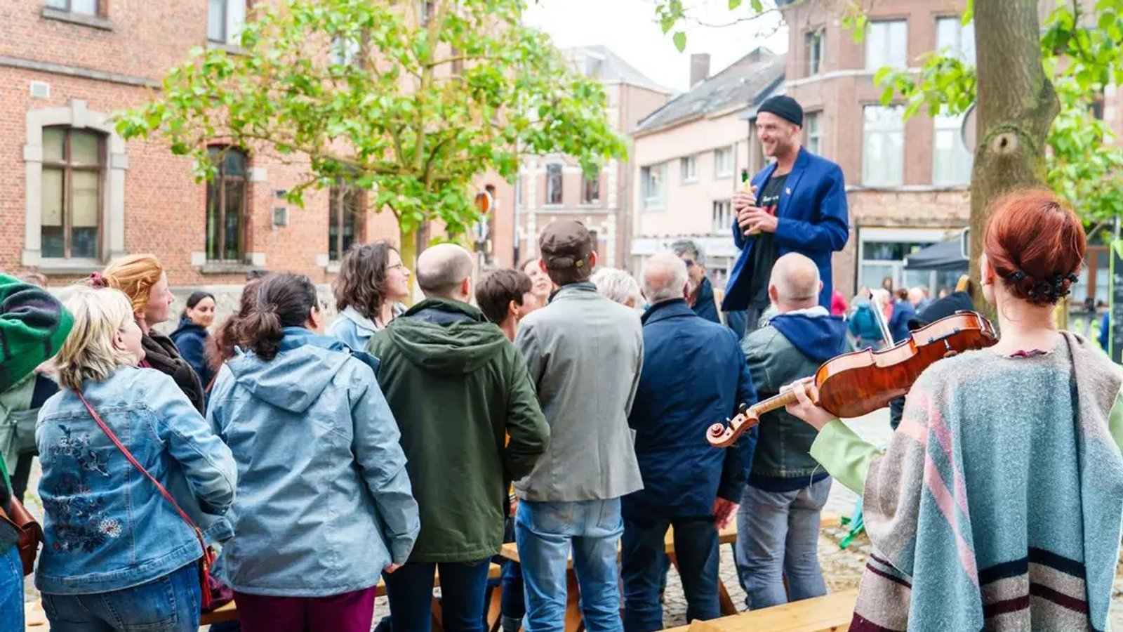 Met een bankje de wijk in