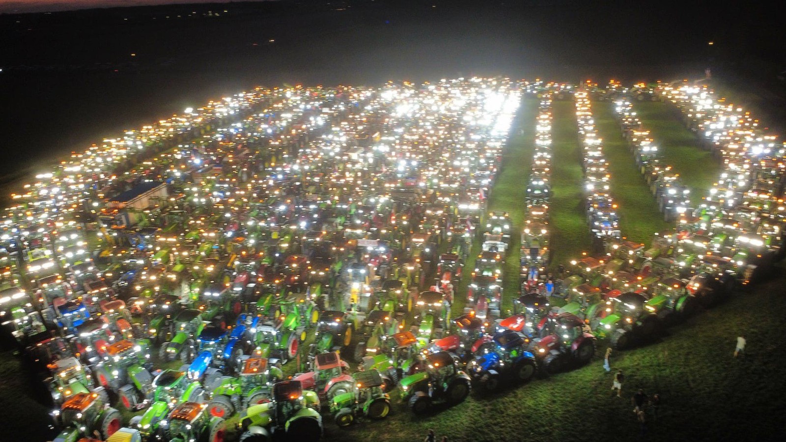 550 trekkers vormen lichtjesprotest in Schermerhorn tegen stikstofbrief | Rodi