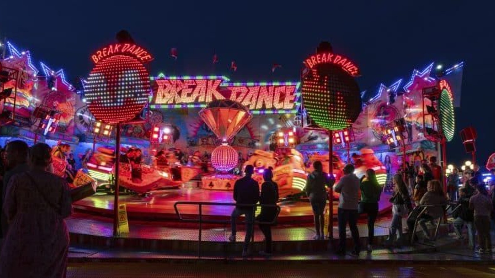 Vrijwilligers bouwen kermis in Zuidschermer
