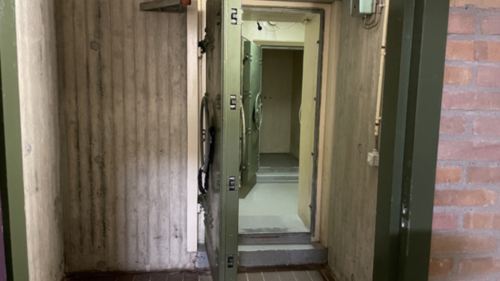 Dikke, gasdichte stalen deuren van de atoombunker in de oude telefooncentrale in Alkmaar aan de Koelmalaan.png