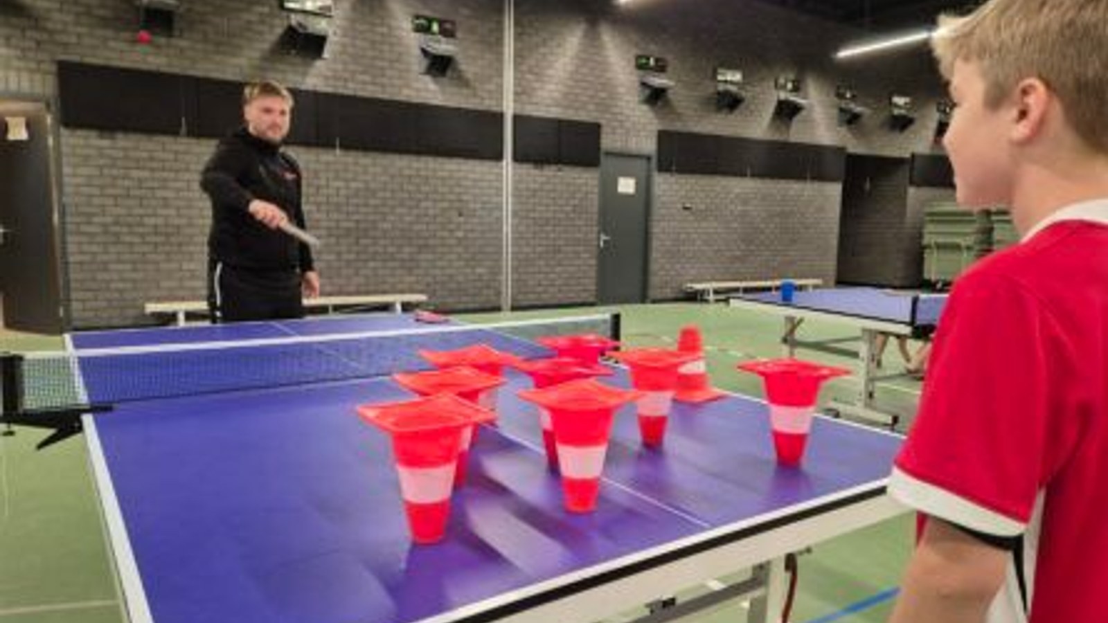 Kinderen sporten samen bij Unieke Spelen