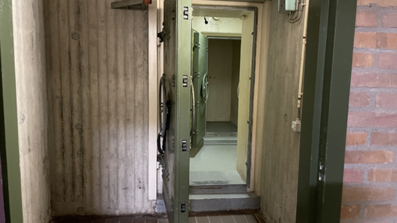 Dikke, gasdichte stalen deuren van de atoombunker in de oude telefooncentrale in Alkmaar aan de Koelmalaan.png