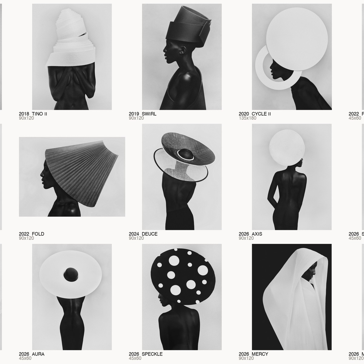 Raster van negen zwart-witfoto's van vrouwen met verschillende sculpturaal gevormd witte en zwarte objekten op en rond het hoofd
