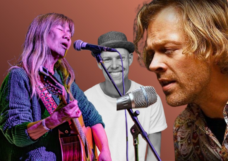 Drie muzikanten tijdens optredens met microfoons tegen een bruine achtergrond. Links zanger met paarse verlichting en gitaar, midden perform