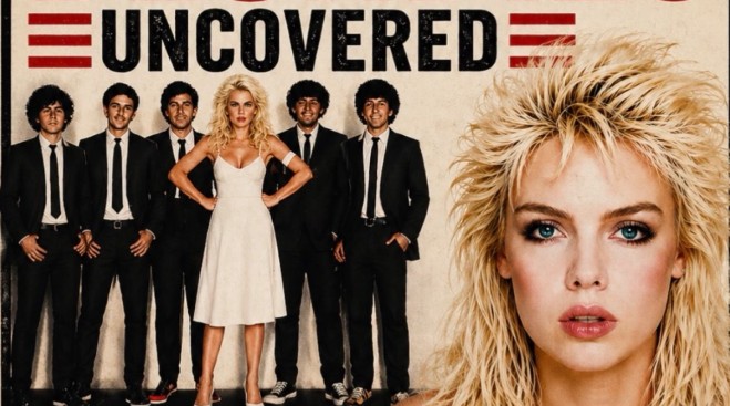 Albumhoes met het woord "Uncovered" en zes personen in zwarte pakken, waarvan één in witte jurk in het midden. Portret van blonde vrouw rech