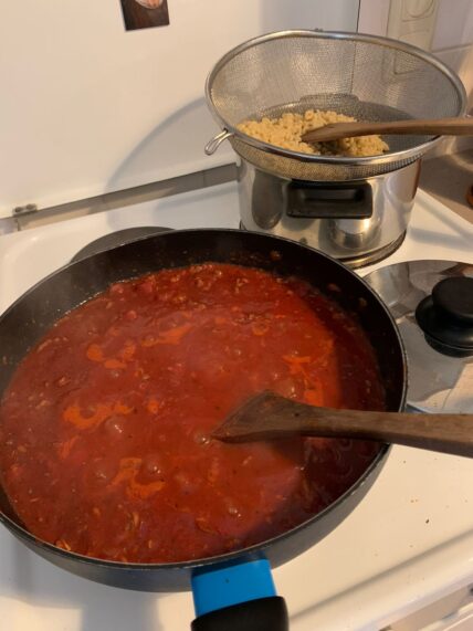 Budget pasta met tomaten, uien en gehakt.