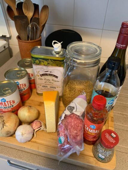 Budget pasta met tomaten, uien en gehakt.