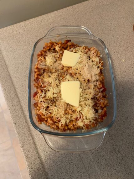 Budget pasta met tomaten, uien en gehakt.