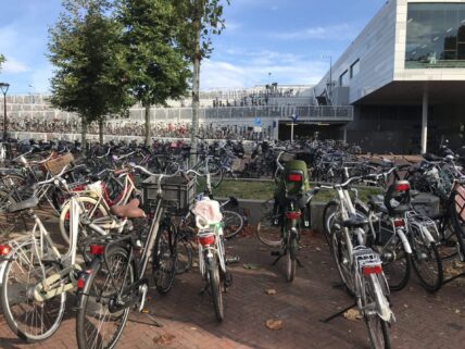 Opruimactie wrak-, wees- en foutgeparkeerde fietsen bij station