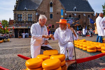 Richard van Veen opent de kaasmarkt