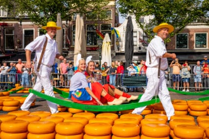 Stefanie van der Gragt luidt de bel op de kaasmarkt