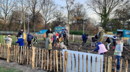 Studenten planten een klein bos in Vroonermeer Noord