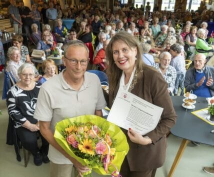 Ereteken in goud voor Engel Schoffelmeer