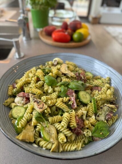 Pastasalade met artisjok, salami, Nocellara olijven en pesto